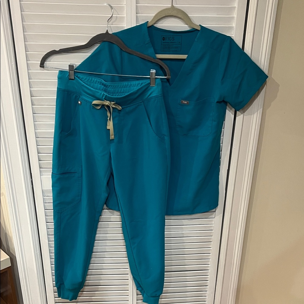 Figs Vibrant Blue Scrub Set